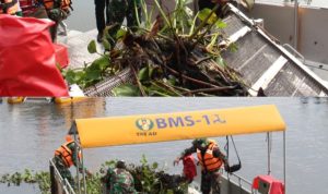 Jenderal TNI Maruli Simanjuntak bersama jajaran TNI AD dan tokoh masyarakat Kabupaten Semarang dalam kegiatan Apel Save Rawa Pening #7. Kegiatan ini mencakup pembersihan eceng gondok dan penanaman pohon di sekitar danau sebagai bagian dari gerakan pelestarian lingkungan nasional.