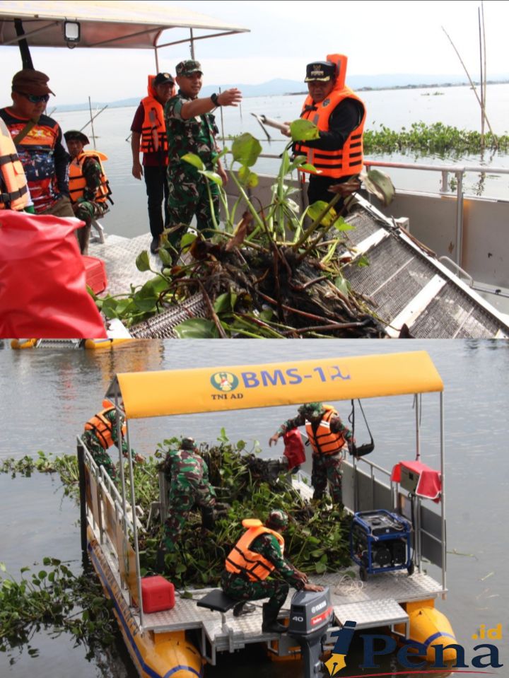 Jenderal TNI Maruli Simanjuntak bersama jajaran TNI AD dan tokoh masyarakat Kabupaten Semarang dalam kegiatan Apel Save Rawa Pening #7. Kegiatan ini mencakup pembersihan eceng gondok dan penanaman pohon di sekitar danau sebagai bagian dari gerakan pelestarian lingkungan nasional.