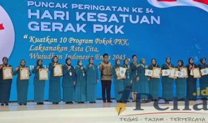 TP PKK Lampung Selatan menerima Penghargaan Imunisasi Zero Dose pada HKG PKK 2026 di Makassar.