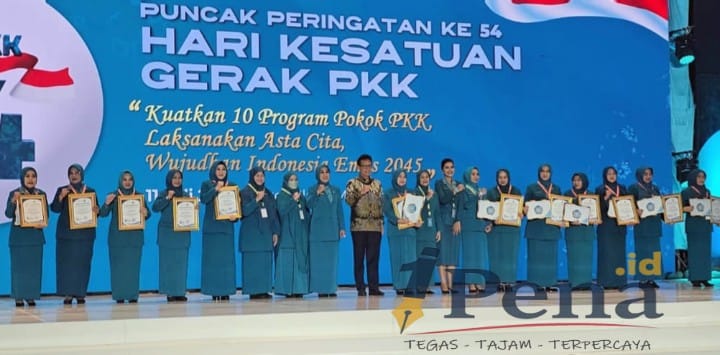 TP PKK Lampung Selatan menerima Penghargaan Imunisasi Zero Dose pada HKG PKK 2026 di Makassar.