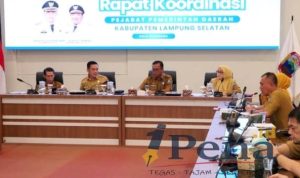 Sekda Lampung Selatan Supriyanto saat memimpin Rakor membahas Lomba Desa HELAU 2026.