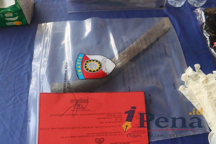 Barang bukti golok dalam kasus pembacokan di Jati Agung Lampung Selatan.